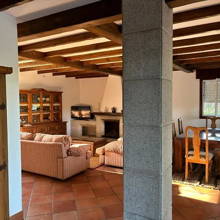 Con Piscina Nyaraló